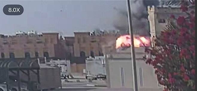 이스라엘 전투기의 장거리 탄도미사일이 하마스 지도부가 위치한 카타르 도하의 건물을 타격한 순간을 담은 인근 감시카메라 녹화 스크린/UPI 연합뉴스