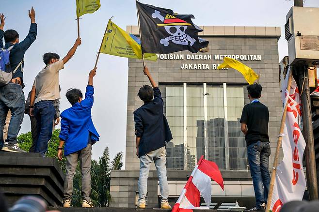 2025년 8월 29일 인도네시아 수도 자카르타 경찰청 앞에서 시위대가 정부 정책을 비판하는 데 쓰이는 원피스 해적기를 흔들고 있다. /연합뉴스