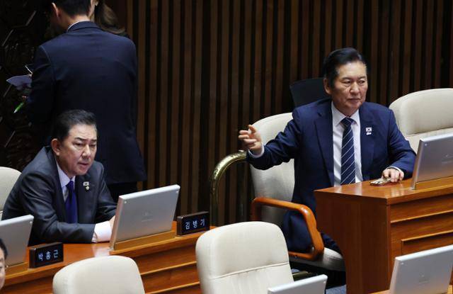 정청래 더불어민주당 대표와 김병기 원내대표가 25일 서울 여의도 국회에서 열린 본회의에 참석해 있다. 뉴시스