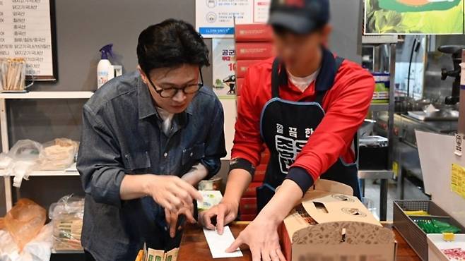 경남 진주의 한 치킨 전문점에 방문한 한동훈 전 국민의힘 대표 (사진, 본인 SNS)