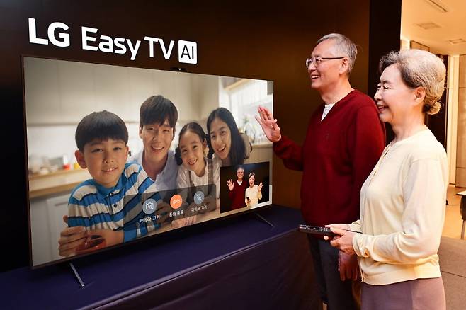 LG전자가 시니어 고객이 쉽게 사용하고, 시니어 고객을 케어하는 ‘LG 이지 TV(LG Easy TV)’를 국내에 출시하며 시니어 TV 시장을 연다. 모델이 기본 장착된 카메라로 TV와 카카오톡 계정이 연결된 가족과 영상 통화를 하고 있다. 사진=LG전자