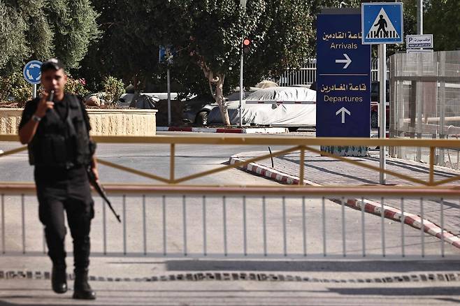 팔레스타인 보안요원이 24일(현지시간) 요르단강 서안지구와 요르단을 잇는 주요 국경 관문인 킹후세인(알렌비) 다리 팔레스타인 측에서 경계 근무를 서고 있다. 이스라엘은 이날부터 서안 점령지와 요르단을 잇는 유일한 통로를 무기한 폐쇄했다. AFP연합뉴스