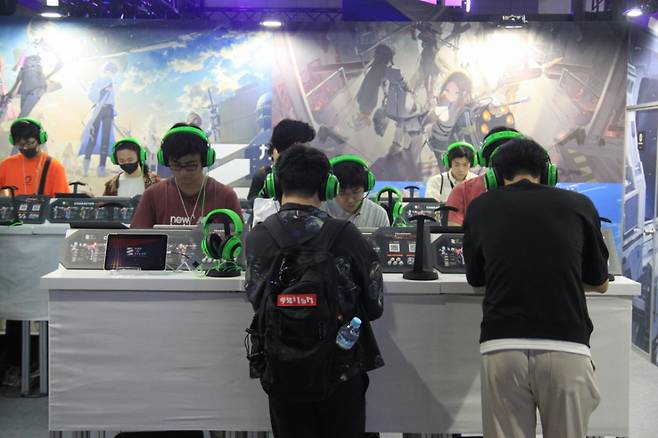 25일 도쿄게임쇼(TGS) 스마일게이트 부스를 찾은 관람객들이 신작 '카오스 제로 나이트메어'를 시연하고 있다. /사진=뉴스1