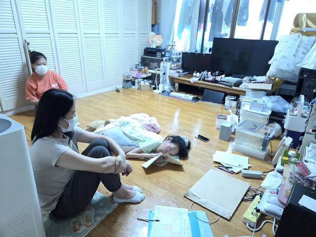 서혜영 씨가 지난 6월 감독관이 지켜보는 가운데 자신의 집에서 검정고시를 치르고 있다. 서혜영 씨 제공