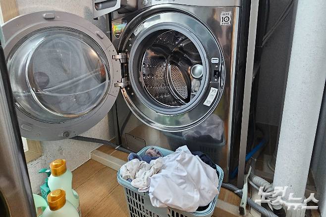 제한급수 시행 이후 강릉의 한 아파트에 쌓인 빨랫감. 구본호 기자