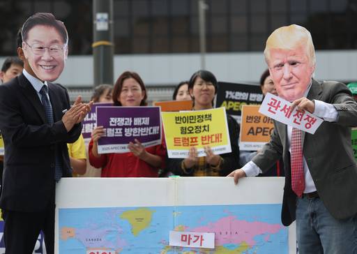 25일 서울 용산 대통령실 앞에서 열린 APEC 정상회의 대응 국제연대행동 조직위 출범 기자회견에서 참가자들이 트럼프 미국 대통령과 이재명 대통령 가면을 쓰고 미국의 대외 정책과 그에 협조하는 한국 정부를 비판하는 퍼포먼스를 하고 있다. 연합뉴스