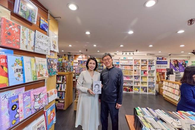 뉴욕 코리아타운 찾은 김혜경 여사 - 이재명 대통령 부인 김혜경 여사가 23일(현지시간) 미국 뉴욕 코리아타운의 한 서점에 들러 이 대통령의 자서전을 들고 서점 사장과 함께 기념사진을 찍고 있다. 대통령실 제공