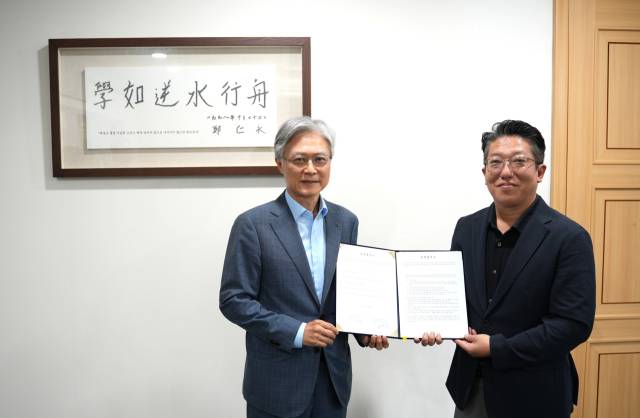 홍석화 HL D&I한라 수석사장과 노조 관계자가 23일 임금 및 단체협상을 완료하고 체결식을 진행하고 있다. 사진 제공=HL D&I한라