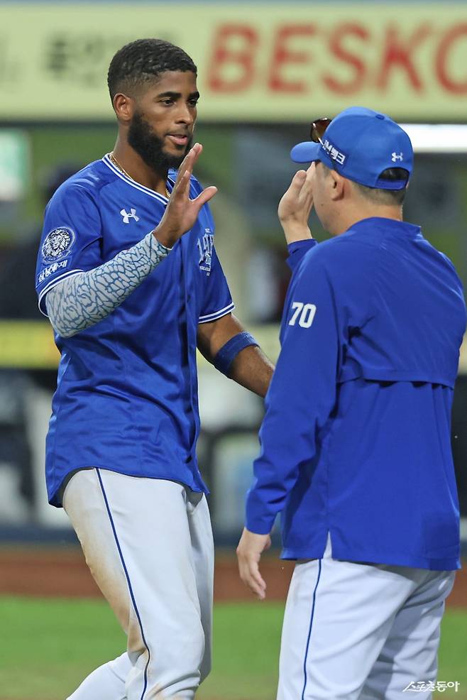 삼성 디아즈(왼쪽)가 24일 대구 롯데전에서 4타수 2안타 2타점을 올리며 팀의 9-4 승리를 이끈 뒤 박진만 삼성 감독과 하이파이브를 하고 있다. 사진제공|삼성 라이온즈