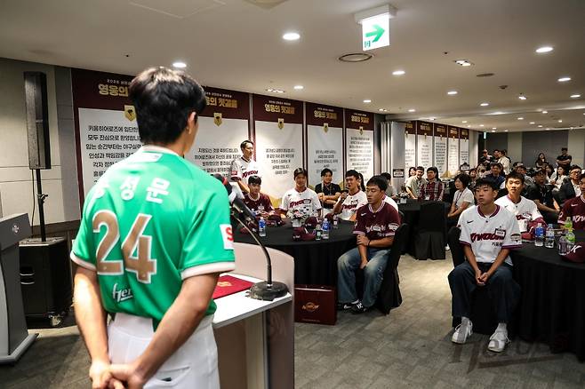송성문이 2026 키움 신인 선수들 앞에서 메시지를 전하고 있다. /사진=키움 히어로즈 제공