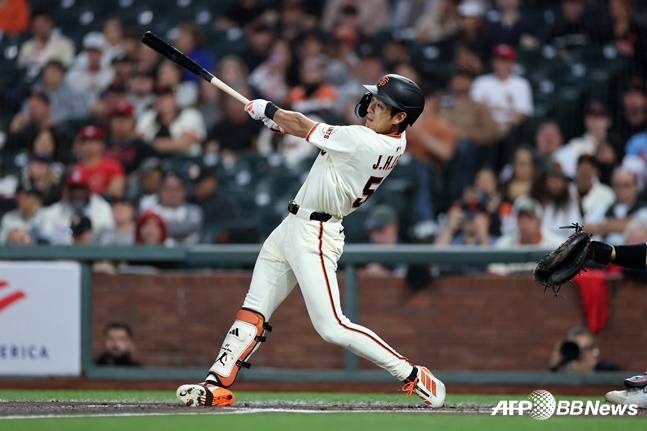 이정후가 2루타를 날리고 있다. /AFPBBNews=뉴스1