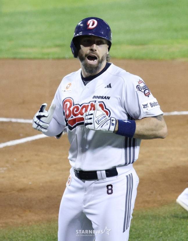 2025 신한 SOL Bank KBO리그 두산 베어스 대 한화 이글스 경기가 25일 서울 잠실야구장에서 열렸다. 두산 케이브가 1회말 2사에서 한화 선발 와이스를 상대로 선제 좌월 1점 홈런을 날리고 홈인하고 있다. /사진=김진경 대기자