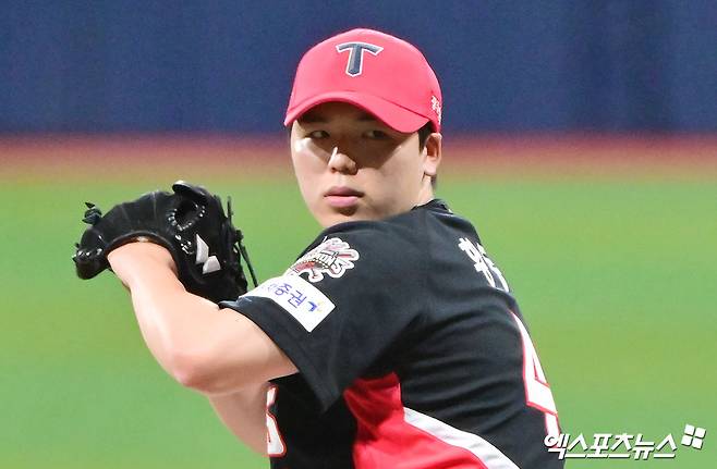 7일 오후 서울 구로구 고척스카이돔에서 열린 '2025 신한 SOL Bank KBO리그' KIA 타이거즈와 키움 히어로즈의 경기, 2회말 KIA 선발투수 황동하가 공을 힘차게 던지고 있다. 엑스포츠뉴스 DB