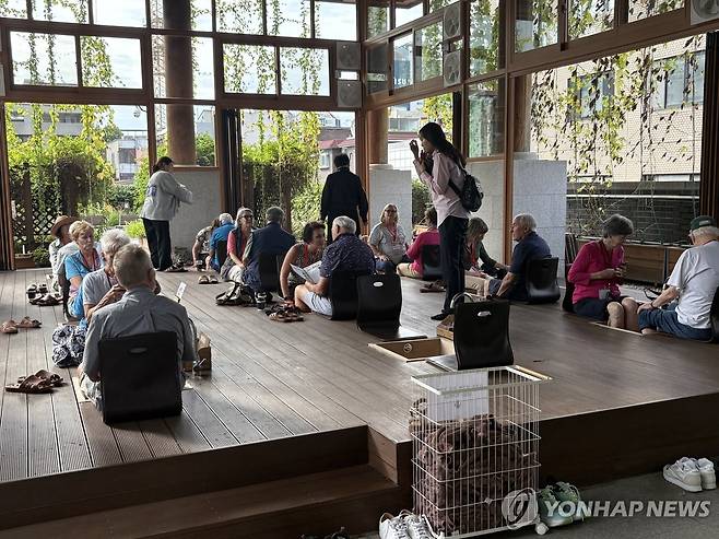 족욕 체험장 채운 외국인 관광객들 (서울=연합뉴스) 최혜정 인턴기자 = 지난 22일 서울 동대문구 서울한방진흥센터 족욕 체험장에서 외국인 단체 관람객들이 족욕 체험을 하고 있다. 2025.9.25