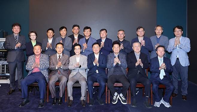 중부일보 등 전국 주요 지역 일간지 29개사가 회원으로 참여하고 있는 대한민국지방신문협의회(이하 대신협)는 26일 김관영 전북특별자치도지사를 초청해 조찬간담회를 갖고, 2036년 하계 올림픽의 전주 유치를 위한 국민적 공감대 형성에 적극 나서기로 했다. 대신협 제공