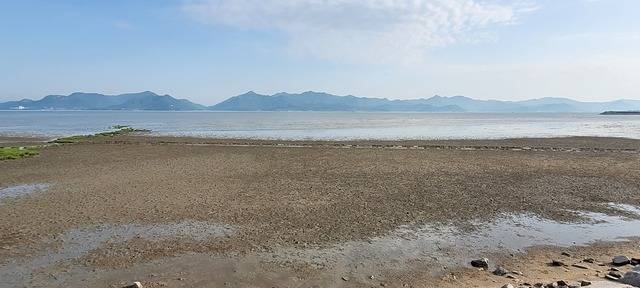 썰물에 갯벌이 드러나고 있는 옛 검당마을 앞바다. 필자 촬영