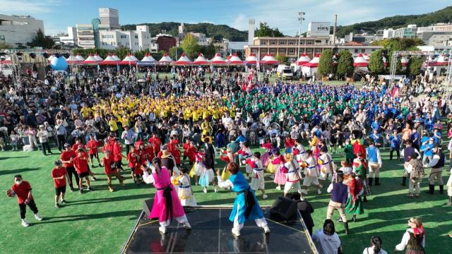 2025년 안동국제탈춤페스티벌이 26일 개막식을 시작으로 10월 5일까지 열흘간 옛 안동역과 탈춤공원, 원도심 일대에서 열린다. 사진은 지난해 탈춤축제 모습. 안동시 제공