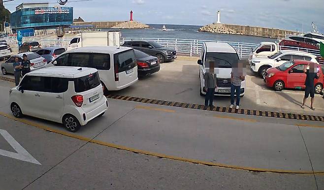 경찰(맨 왼쪽)이 지켜보는 가운데 라이브 방송을 하고 있는 유튜버(오른쪽)./K식당 제공