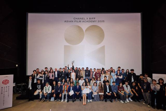 25일 오후 부산 해운대구 영화의전당 소극장에서 열린 'CHANEL X BIFF 아시아영화아카데미' 수료식에서 멘토와 펠로우들이 기념사진을 촬영하고 있다. 샤넬코리아 제공