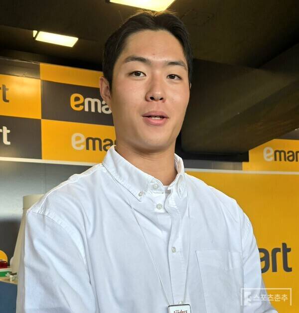 25일 인천 SSG랜더스필드에서 KT위즈와의 경기를 앞두고 취재진 인터뷰에 응한 덕수고 외야수 오시후 (사진=스포츠춘추 황혜정 기자)