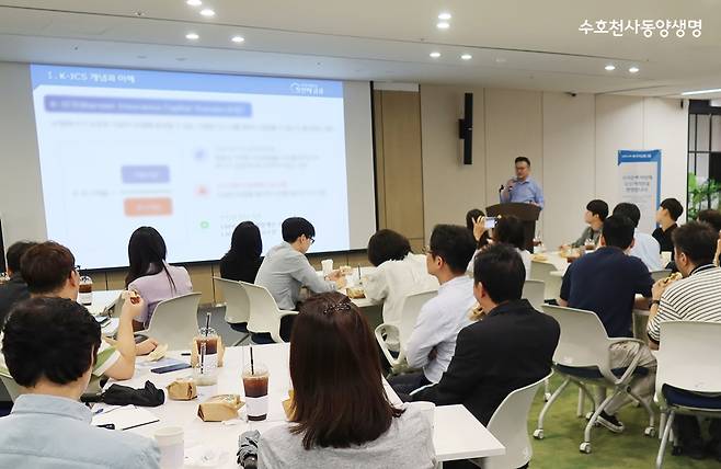 동양생명 직원들이 점심시간을 활용한 '브라운 백 미팅'에 참석해 강의를 듣고 있다. 사진=동양생명 제공