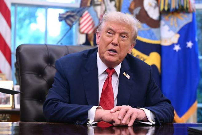 25일(현지시간) 워싱턴 DC 백악관 집무실에서 행정명령 서명식 이후 질의응답 중인 도널드 트럼프 미국 대통령.(사진=AFP)