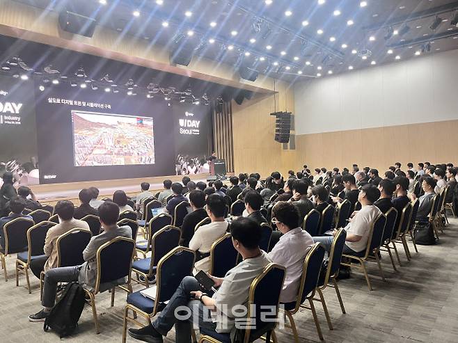 26일 서울 강남구 한국과학기술회관에서 열린 ‘유데이 서울: 인더스트리’에서 디지털 트윈 기술 인사이트를 공유하고 있다.(사진=유니티)