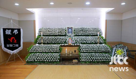 26일 서울 송파구 서울아산병원 장례식장에 개그맨 전유성의 빈소가 마련됐다.사진=사진공동취재단