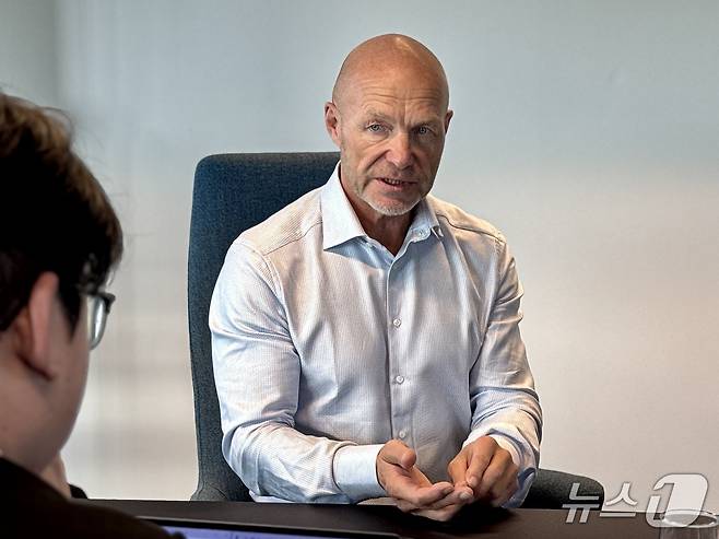 엔 운푸 엘코젠 창업자가 17일(현지시간) 에스토니아 하르유주 리바매 신축 본사에서 첫 인터뷰를 하고 있다. ⓒ 뉴스1 황덕현 기자