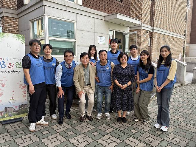 인천유나이티드 사무국 임직원으로 구성된 '꿈드림 봉사단'이 인천 지역 아동양육시설 향진원을 찾아 봉사활동을 진행했다. (인천 제공)