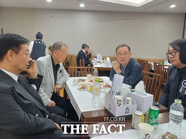 빈소가 마련된 서울아산병원 장례식장 1호실에서는 선후배들이 다과를 하면서 고인의 추억을 기렸다. 왼쪽부터 김학래 한국방송홍코미디언협회장, 원일, 김병조, 최양락. /강일홍 기자