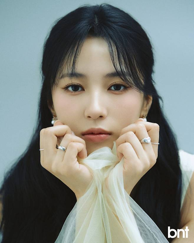 원피스는 트릿유어셀프, 이어링은 비블링 제품.