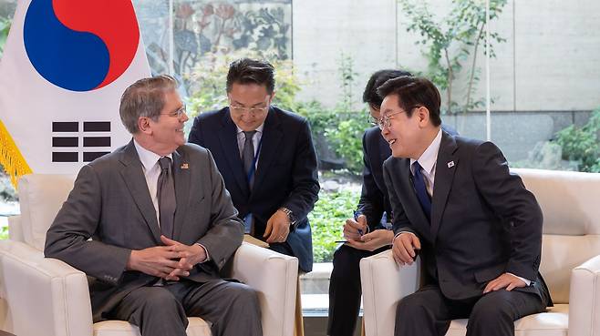 이재명 대통령이 24일(현지시간) 미국 뉴욕 주유엔대한민국대표부에서 스콧 베센트 미국 재무장관을 접견하고 있다. /연합뉴스
