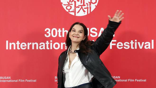 배우 겸 감독 쥘리에트 비노슈가 25일 부산 해운대구 우동 영화의전당에서 열린 제30회 부산국제영화제 줄리엣 비노쉬 기자간담회에 참석하고 있다./연합뉴스