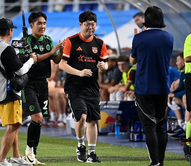 지난 7월 30일 수원월드컵경기장에서 열린 팀K리그와 뉴캐슬의 경기, 후반 교체된 어정원을 맞이하는 감스트(가운데)./스포츠조선