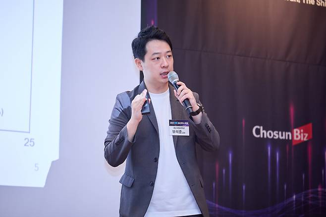 부석준 경상국립대 컴퓨터공학과 교수가 26일 서울 장충동 신라호텔에서 열린 ‘SME AX 리더스 포럼’에서 '중소 제조업의 실전 AX확산과 현장의 목소리'를 주제로 강연하고 있다. /조선비즈