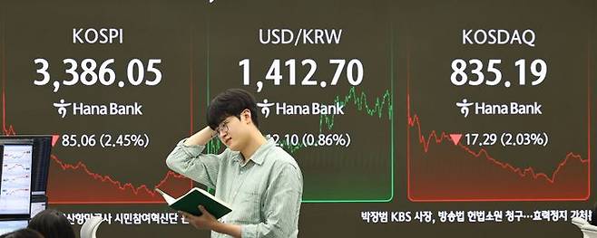 코스피가 전 거래일(3471.11)보다 85.06포인트(2.45%) 내린 3386.05에 마감한 26일 서울 중구 하나은행 딜링룸에 종가가 보이고 있다. ⓒ뉴시스