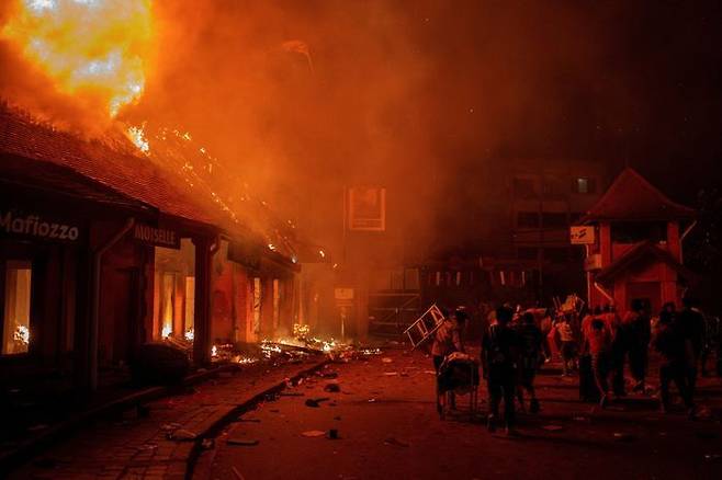 25일 마다가스카르 안타나나리보에서 발생한 시위로 인해 상점들이 불타고 있다. ⓒ로이터·연합뉴스