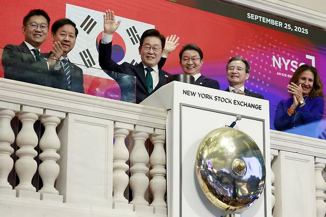 이재명(왼쪽 세번째) 대통령이 25일(현지 시간) 미국 뉴욕 증권거래소를 방문해 개장 벨을 타종한 뒤 인사하고 있다. 왼쪽부터 김남준 대통령실 제1부속실장, 구윤철 경제부총리 겸 기획재정부 장관, 이 대통령, 이억원 금융위원장, 김용범 정책실장, 린 마틴 뉴욕 증권거래소 회장. 2025.09.25. 뉴욕=뉴시스