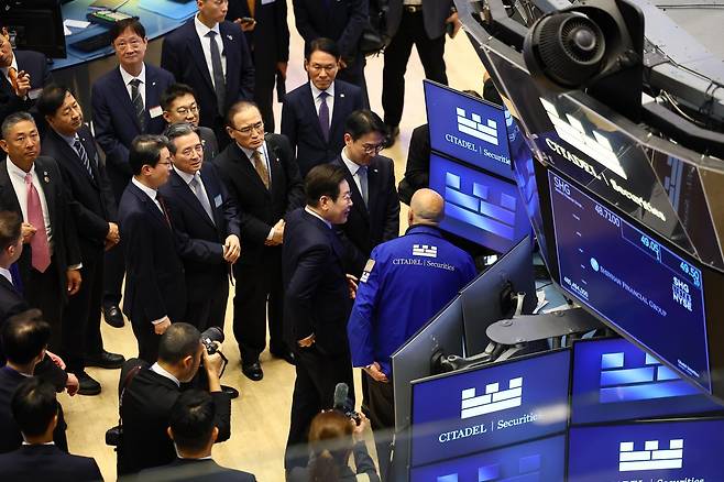 이재명 대통령이 25일(현지 시간) 미국 뉴욕 증권거래소를 방문해 거래소를 둘러보고 있다. 2025.09.25. 뉴욕=뉴시스