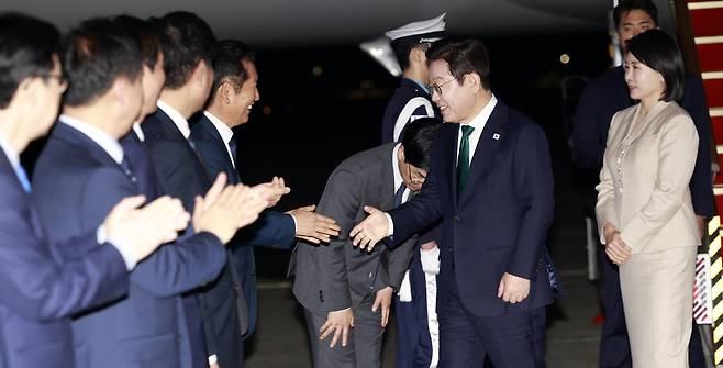 유엔 총회와 순방 일정을 마친 이재명 대통령이 26일 경기 성남 서울공항에 도착해 정청래 더불어민주당 대표 등과 인사하고 있다. 성남=뉴스1