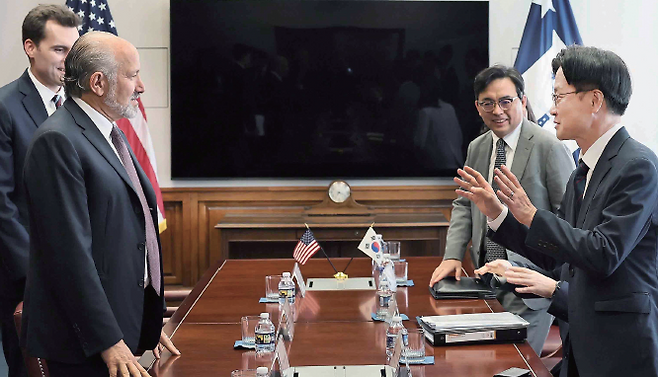 김정관(오른쪽) 산업통상자원부 장관이 7월 24일(현지시각) 미국 워싱턴 D.C. 상무부 회의실에서 하워드 러트닉 상무 장관과 면담하고 있다. /사진 산업통상자원부