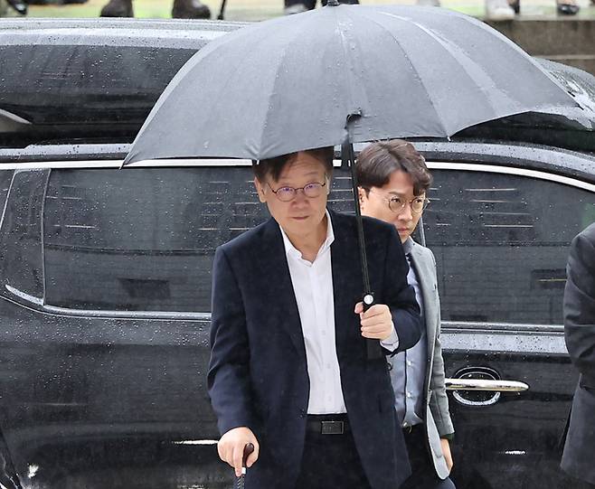 더불어민주당 이재명 대표가 26일 오전 서초구 서울중앙지법에서 열리는 구속 전 피의자 심문(영장심사)을 받기 위해 차에서 내려 법정으로 향하고 있다. 연합뉴스