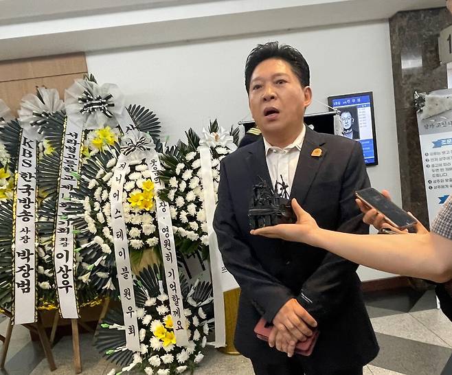26일 오후 서울아산병원 장례식장에서 가수 박상철이 취재진의 물음에 답하고 있다. 김민제 기자