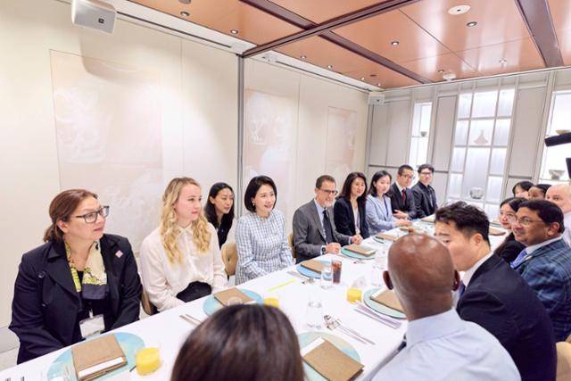 이재명 대통령과 함께 미국 뉴욕을 방문한 김혜경 여사가 24일(현지시간) 뉴욕의 한 식당에서 유엔 한국문화동호회 직원들과 간담회를 하고 있다. 뉴욕=연합뉴스