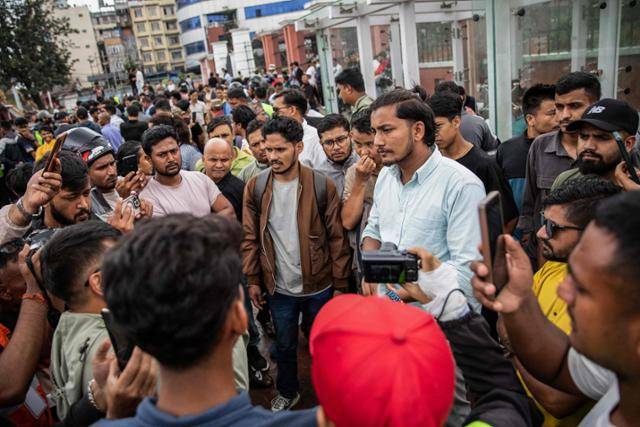 지난 11일 네팔 카트만두 육군 본부 앞에 군과 임시 총리를 논의하려는 시위대 주요 관계자들이 모여있다. 9일 샤르마 올리 총리가 사임한 뒤 Z세대가 주축이 된 시위 세력은 이날 과도 정부 수반으로 수실라 카르키 전 대법원장을 추천했다. 카트만두=AFP 연합뉴스