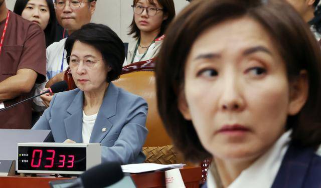 더불어민주당 소속 추미애 법제사법위원장과 나경원 국민의힘 의원이 24일 서울 여의도 국회에서 열린 법사위 전체회의에 참석해 있다. 뉴시스