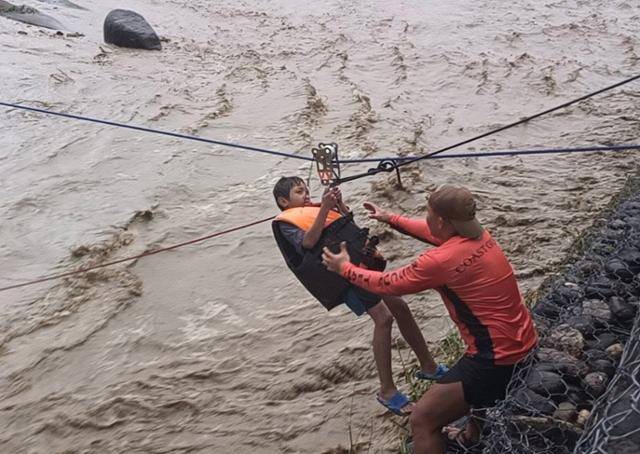 제18호 태풍 라가사가 필리핀 북부 일로코스 수르주를 강타한 가운데 23일 해안경비대 구조대원이 불어난 강에서 한 남성을 구조하고 있다. 수르=EPA 연합뉴스