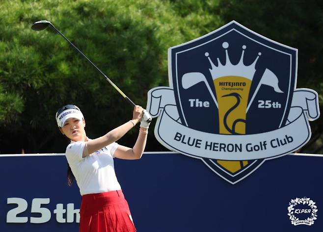 하이트진로 챔피언십 2라운드에 공동 선두로 올라선 이예원. KLPGA 제공