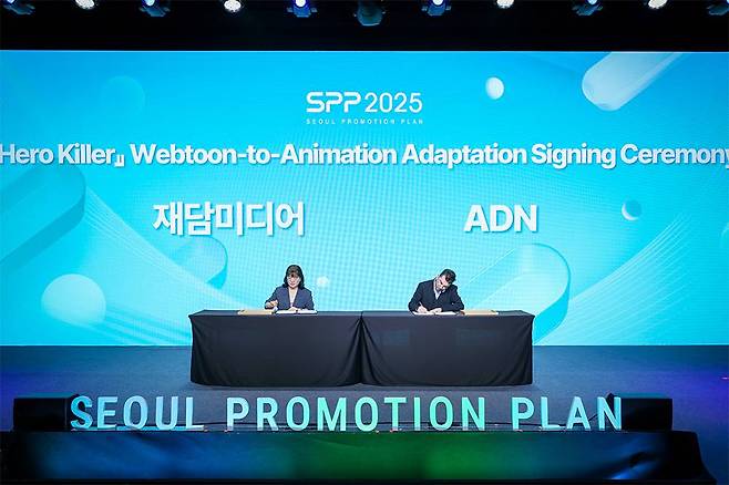 노은정 재담미디어 총괄이사(좌)와 바스티앙 게타(Bastien Guetta) ADN 콘텐츠 개발, 마케팅 및 연극 부문 책임자(우)가 협력 사안을 담은 서류에 서명 중이다 / 출처=IT동아